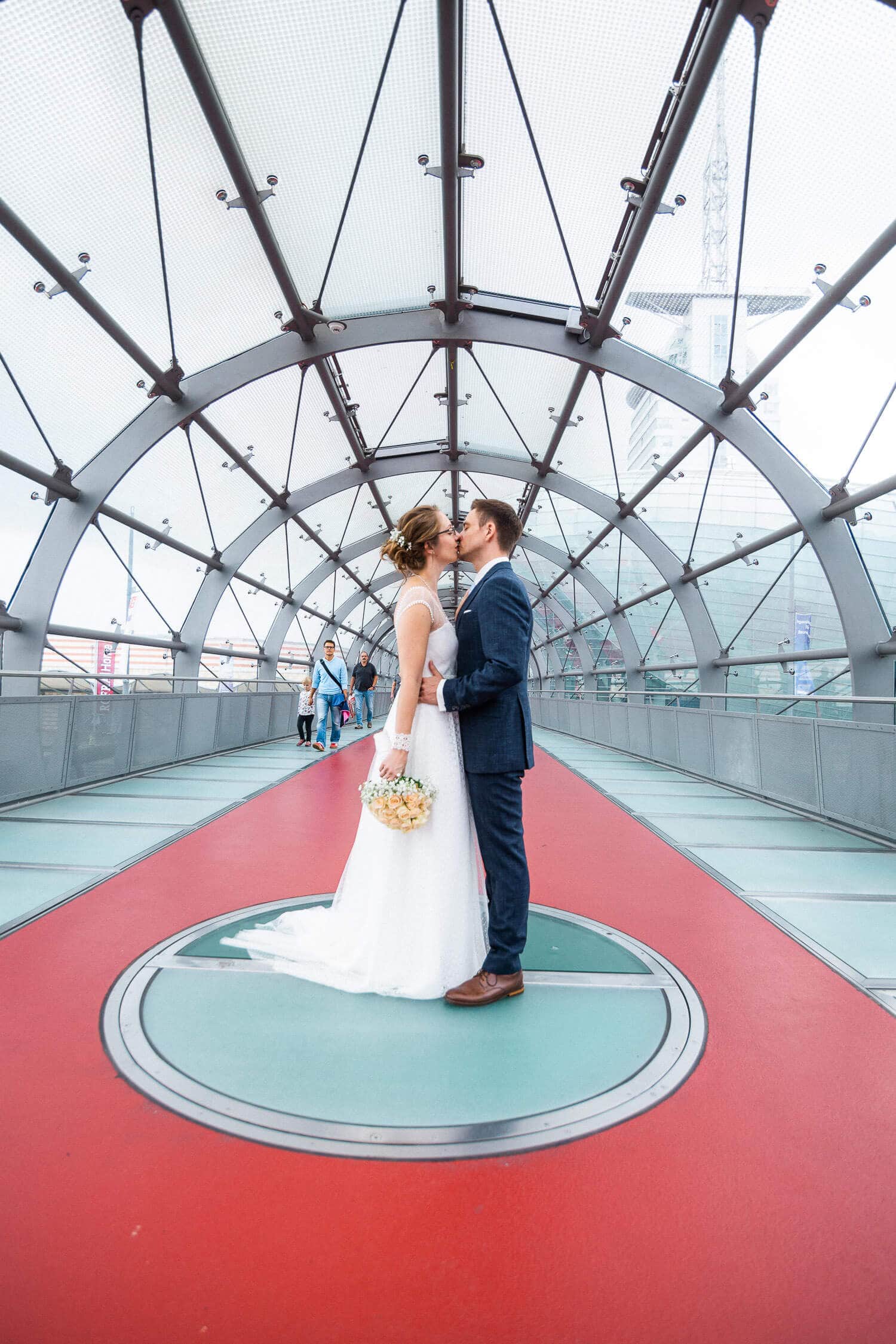 Portraits mit dem Brautpaar im Glastunnel in Bremerhaven